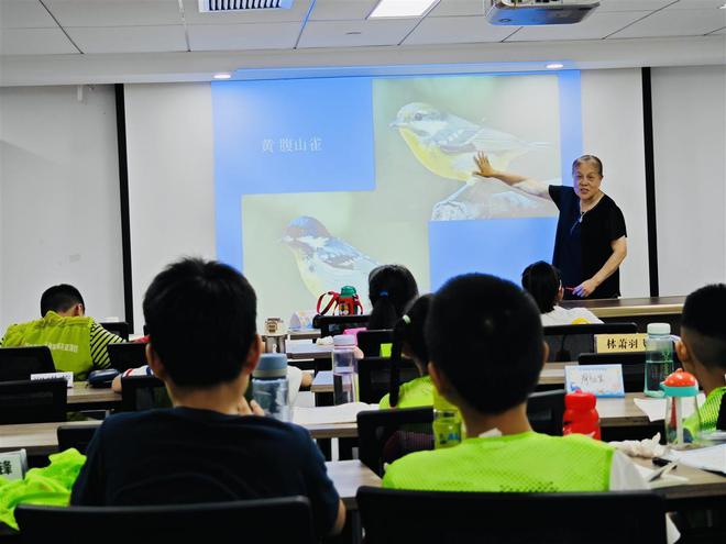 爱游戏中国官方网站,暑期托管班开设观鸟课青少年探索人与自然和谐共生奥秘(图2)